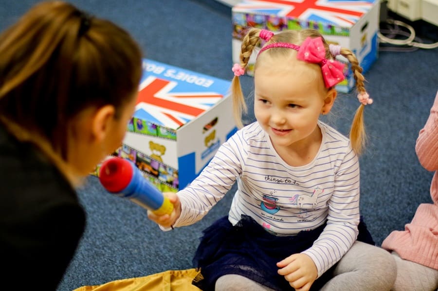 Làm thế nào để bạn phá vỡ rào cản ngôn ngữ của con bạn